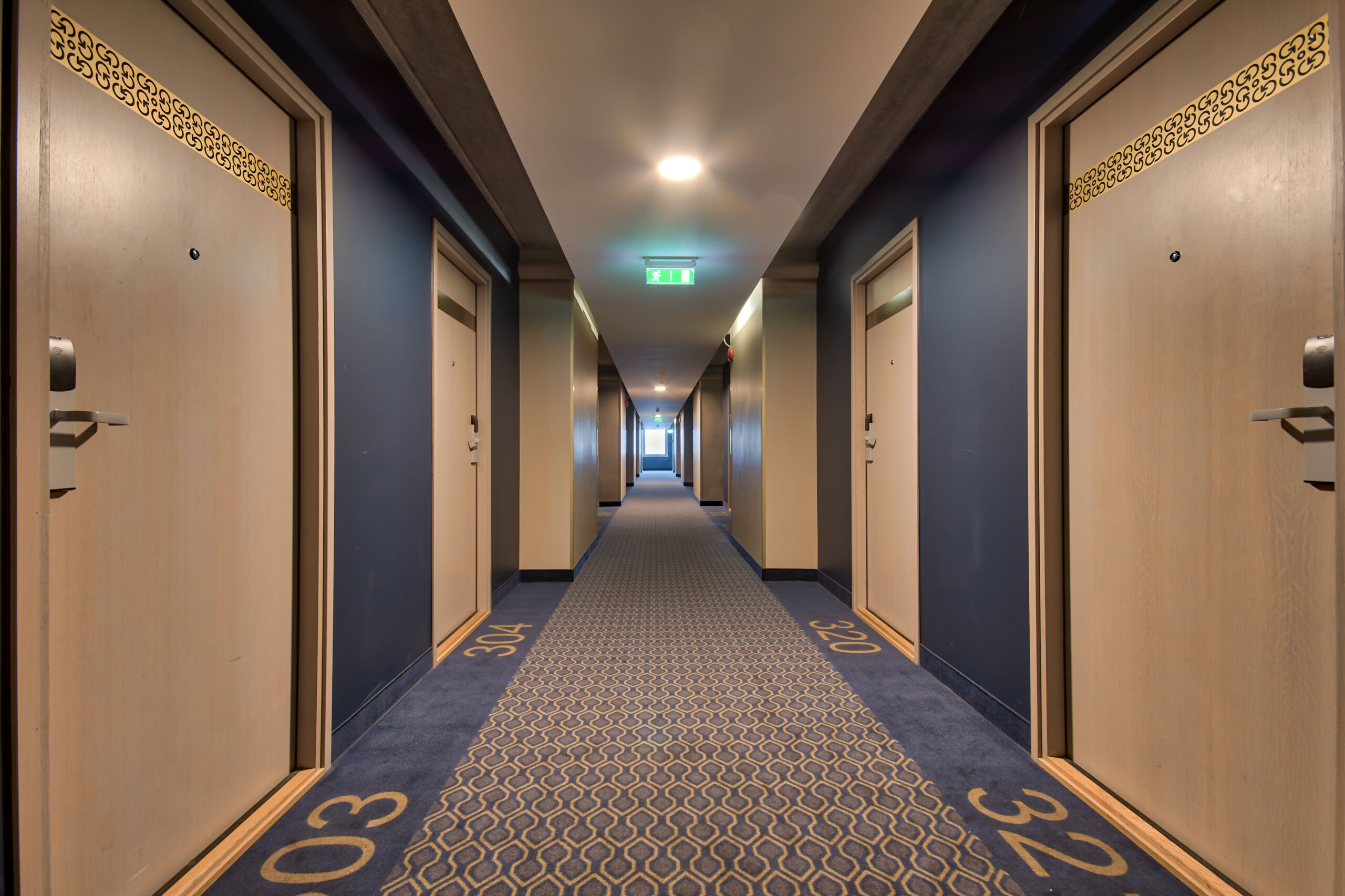 Go Hotel Shnelli hallway
